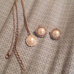 Cute earnings with matching necklace!